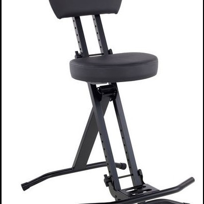 Cadeira preta metálica com assento e encosto almofadados e ajustáveis