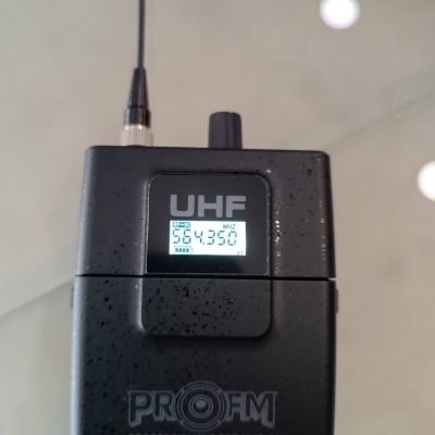 Dispositivo preto UHF com display digital e antena