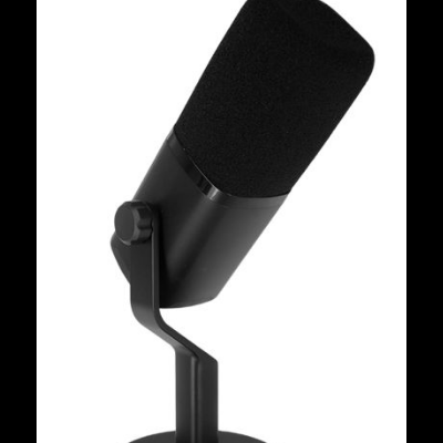 Microfone preto com espuma e suporte em fundo branco