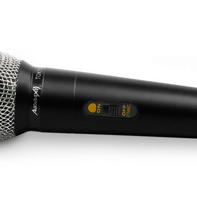 Microfone dinâmico preto com grelha metálica prateada e interruptor amarelo