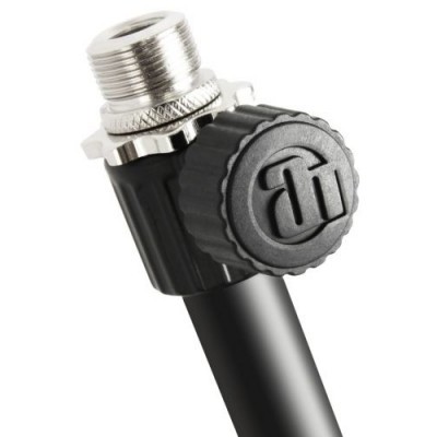 Válvula preta com tampa rosqueável e acabamento metálico prateado