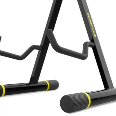 Suporte para guitarra preto com detalhes amarelos e borracha nas bases