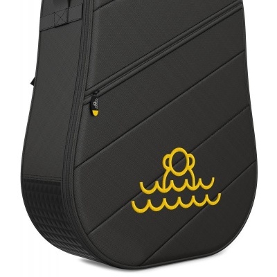 Bolsa preta com zíperes e logotipo amarelo