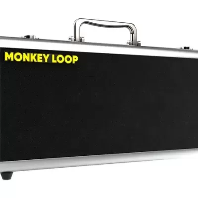 Mala rígida preta com moldura metálica prateada e texto amarelo MONKEY LOOP