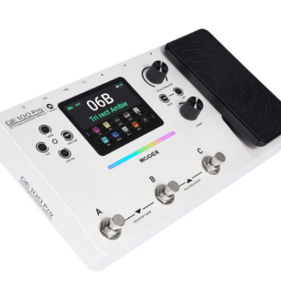 Pedaleira branca para guitarra com ecrã digital, pedais e botão de volume