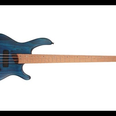 Baixo elétrico azul escuro com cinco cordas e braço claro