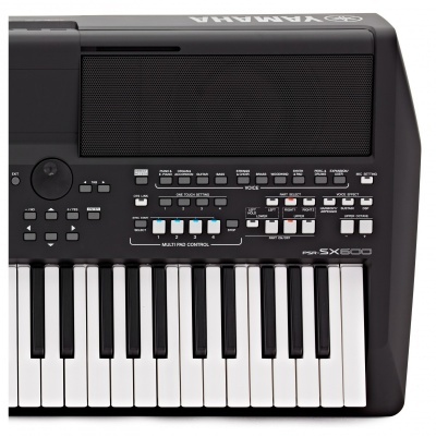 Teclado Yamaha PSR-SX600 preto com teclas e botões