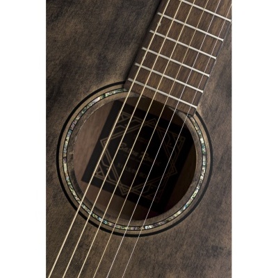 Guitarra acústica em madeira escura com seis cordas e detalhes em madrepérola.