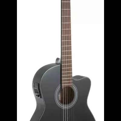 Guitarra clássica preta com sistema eletrónico e cordas