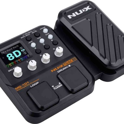 Pedaleira para guitarra preta com pedais e ecrã digital colorido.