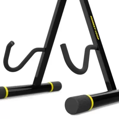 Suporte de guitarra preto com detalhes amarelos e braços em gancho com espuma