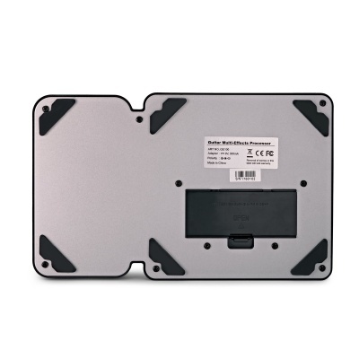 Painel inferior cinzento de processador de efeitos para guitarra com etiqueta e tampa de bateria preta