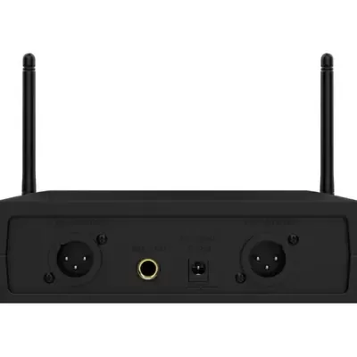 Dispositivo eletrónico preto com antenas e várias entradas e saídas a preto