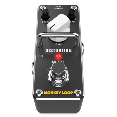 Pedal de distorção preto para guitarra com botões de controlo e texto colorido
