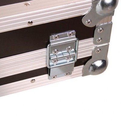 Estojo de transporte com fecho metálico e cantos arredondados.