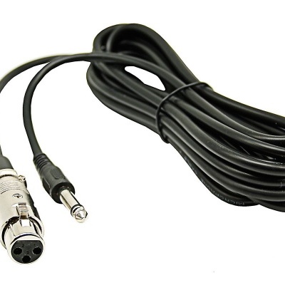 Cabo de áudio preto com conector XLR e jack 3,5 mm