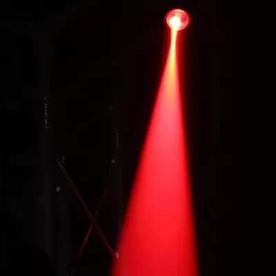 Feixe de luz vermelha projetado no escuro a partir de luz de palco