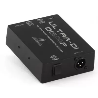 Dispositivo preto ULTRA-DI DI-600P com saída XLR e botões