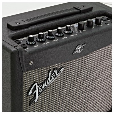Amplificador de guitarra Fender preto com botões de controlo no topo e grelha cinza
