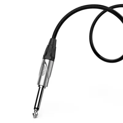 Cabo de áudio preto com conector jack metálico