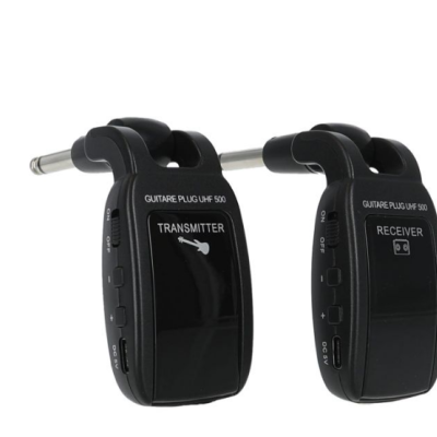 Dispositivos pretos TRANSMITTER e RECEIVER com antenas metálicas em fundo branco
