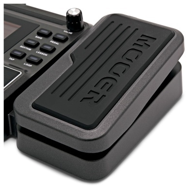 Pedal de efeitos para guitarra preto e cinzento com texto MOOER