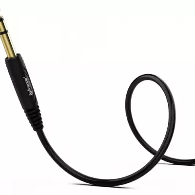 Cabo de áudio com conector jack preto e dourado