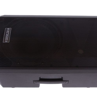 Coluna de som portátil preta com grelha metálica e etiqueta PUENTE AUDIO