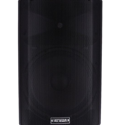 Coluna preta com grelha metálica e etiqueta DEFINITIVE AUDIO