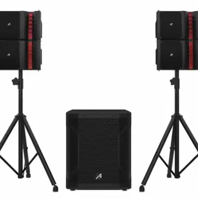 Sistema de som com duas colunas pretas em tripés e um subwoofer preto ao centro