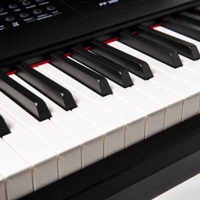 Teclado digital preto com teclas brancas e pretas