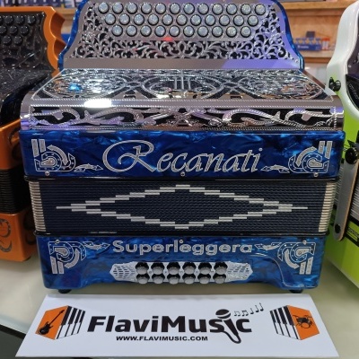 Acordeão azul com detalhes prateados e texto Recanati e Superleggera em exibição na mesa da FlaviMusic.