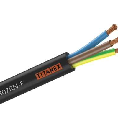 Cabo elétrico preto com três fios coloridos e marca TITANEX