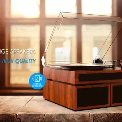 Gira-discos de madeira com tampa translúcida e alto-falantes integrados