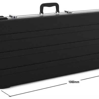 Mala preta rígida para transporte com alça e fechos prateados