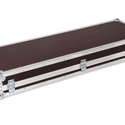 Mala rígida rectangular preta com cantos metálicos reforçados