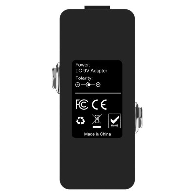 Adaptador DC preto com etiqueta de texto e símbolos de certificação