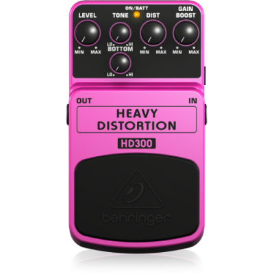 Pedal de distorção rosa para guitarra da Behringer com botões e pedal preto