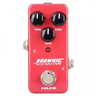 Pedal de guitarra NUX vermelho com botões e texto BROWNIE DISTORTION
