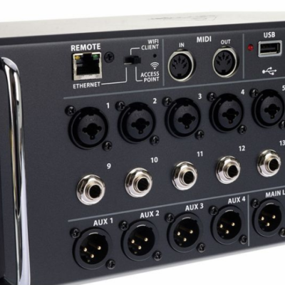 Painel traseiro de equipamento de áudio com múltiplas conexões e etiquetas visíveis.