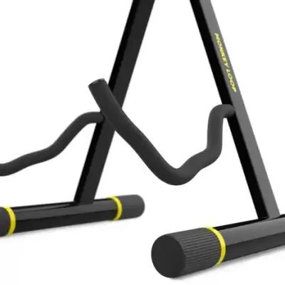 Suporte de guitarra preto com apoios de espuma ondulada e detalhes amarelos