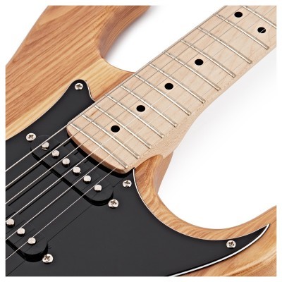 Parte da guitarra elétrica de corpo claro com captadores e proteção pretos