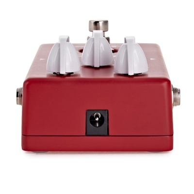 Pedal efeito guitarra vermelho com botões brancos e conetores metálicos