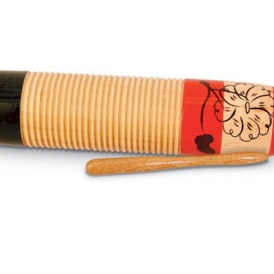 Instrumento musical de madeira com padrão vermelho e baqueta