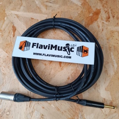 Cabo de áudio preto com conetores e etiqueta FlaviMusic