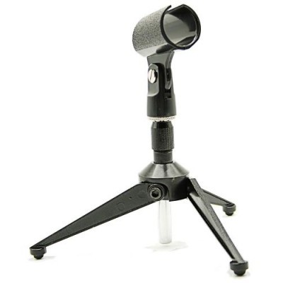 Microfone preto em tripé preto com base branca