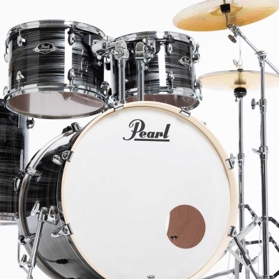 Bateria completa preta com acabamentos cinzentos e pratos de metal