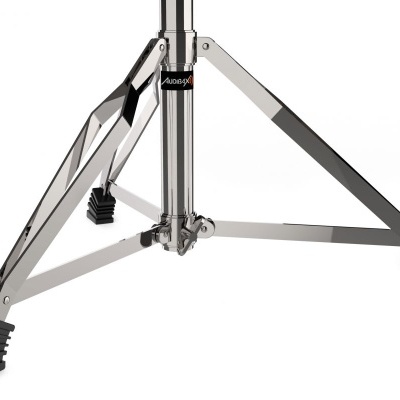 Base metálica prateada com pés pretos antiderrapantes