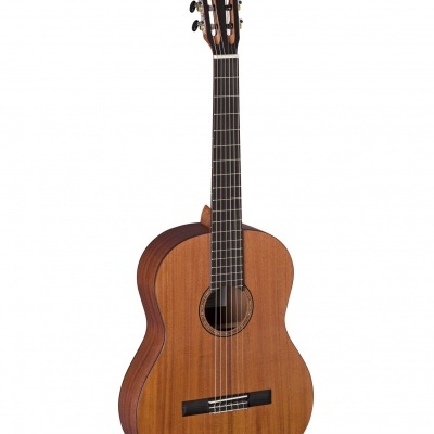 Guitarra clássica em madeira castanha com seis cordas