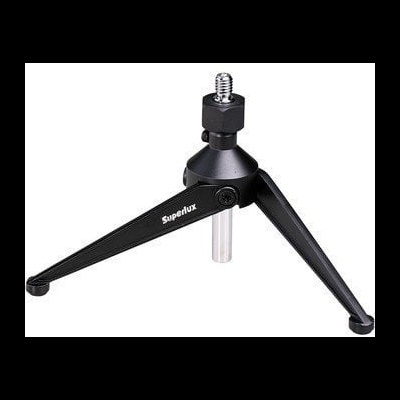 Tripé de mesa preto com texto Superlux na perna principal